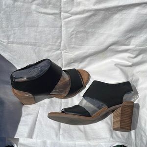 Tom’s Size 9 Womens black leather shoes.